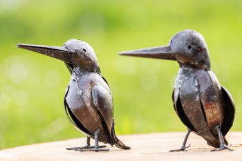 Metalen tuinbeeld van een twee IJsvogels, gemaakt door een Afrikaanse kunstenaar. 